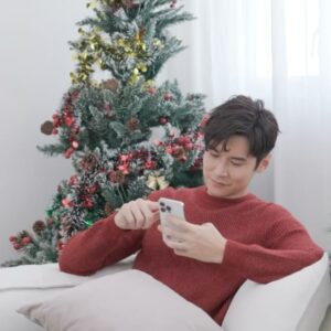 Carlos Chan Ka-Lok Instagram - 今年喺我同Shiga婚後第一年過聖誕🌲仲係我第一次寫情信比佢💌我決定要送老婆最愛嘅英倫尊貴水療護膚品牌ELEMIS
限量版25天聖誕倒數月曆禮盒俾佢🎁等佢可以一次過體驗25款ELEMIS皇牌產品！25號仲喺Shiga一直用開嘅骨膠原海洋面霜50ml貨裝(價值$1,020)！

皇牌 #骨膠原海洋面霜 質地輕盈絲滑，容易被肌膚吸收，14天內有效減少細紋、皺紋**，提升肌膚彈性，更可於1小時內提升肌膚保濕度高達248%**，塑造水潤嫩滑肌。絕對喺我嘅THE ONE最愛❤️。

而家ELEMIS香港官方網店https://hk.elemis.com/ 仲有全年最優惠折扣 11.11購物日！✨即日起至11月14日！購物輸入優惠碼【TOTHEONE】可享全網正價貨品6折^   25天倒數月曆禮盒24 折 免運$1,463(價值$6,045)*！

聖誕禮盒低至24折*
滿額免運費送高達總值HK$3,660限量禮遇^！

快啲去我嘅Story，立即購買俾你嘅THE ONE啦！

^優惠只適用於ELEMIS香港官方網站。
Sogo崇光百貨、中環、金鐘Harvey Nichols ELEMIS 專櫃優惠同步。套裝內容會因應貨況而定，數量有限，送/售完即止，受條款及細則約束。 

**經臨床實驗測試結果
@elemis_hk #elemishk #loveelemis