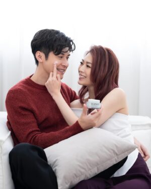 Carlos Chan Ka-Lok Instagram - 今年喺我同Shiga婚後第一年過聖誕🌲仲係我第一次寫情信比佢💌我決定要送老婆最愛嘅英倫尊貴水療護膚品牌ELEMIS
限量版25天聖誕倒數月曆禮盒俾佢🎁等佢可以一次過體驗25款ELEMIS皇牌產品！25號仲喺Shiga一直用開嘅骨膠原海洋面霜50ml貨裝(價值$1,020)！

皇牌 #骨膠原海洋面霜 質地輕盈絲滑，容易被肌膚吸收，14天內有效減少細紋、皺紋**，提升肌膚彈性，更可於1小時內提升肌膚保濕度高達248%**，塑造水潤嫩滑肌。絕對喺我嘅THE ONE最愛❤️。

而家ELEMIS香港官方網店https://hk.elemis.com/ 仲有全年最優惠折扣 11.11購物日！✨即日起至11月14日！購物輸入優惠碼【TOTHEONE】可享全網正價貨品6折^   25天倒數月曆禮盒24 折 免運$1,463(價值$6,045)*！

聖誕禮盒低至24折*
滿額免運費送高達總值HK$3,660限量禮遇^！

快啲去我嘅Story，立即購買俾你嘅THE ONE啦！

^優惠只適用於ELEMIS香港官方網站。
Sogo崇光百貨、中環、金鐘Harvey Nichols ELEMIS 專櫃優惠同步。套裝內容會因應貨況而定，數量有限，送/售完即止，受條款及細則約束。 

**經臨床實驗測試結果
@elemis_hk #elemishk #loveelemis