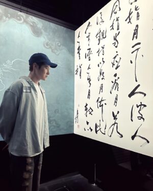 Carlos Chan Ka-Lok Instagram - 透過今次展覽 可以更加認識偶像既世界
我覺得真係好幸福🥰

#劉德華的藝術空間
#我最鐘意天若有情
