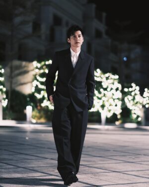 Carlos Chan Ka-Lok Instagram - 最近好努力跑宣傳 有冇見到我同我say個Hi? 😆

Hair: @kenricksiu_hair 
Makeup: @khaki_yan 
Outfit: @zegnaofficial #ZEGNA
Styled by: @alicemapy 
@the.goldfinger_movie 
#金手指