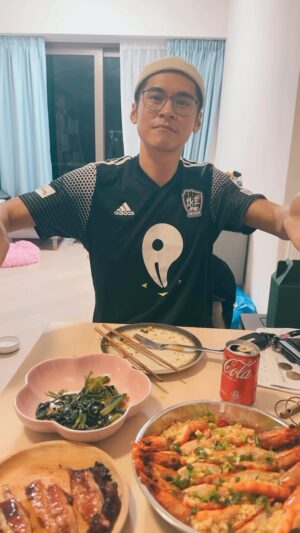 Carlos Chan Ka-Lok Instagram - 煮飯真係唔容易既事！
首先要用一個鐘頭係街市買餸
返到屋企7點鐘
一入廚房出返黎已經9點鐘！
平時真係辛苦陳太！！
你係最好架！！
情人節快樂！！！😘😘😘

#以後廚房都係交返俾你
#強烈要求情人節改為四年一次
