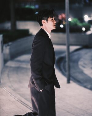 Carlos Chan Ka-Lok Instagram - 最近好努力跑宣傳 有冇見到我同我say個Hi? 😆

Hair: @kenricksiu_hair 
Makeup: @khaki_yan 
Outfit: @zegnaofficial #ZEGNA
Styled by: @alicemapy 
@the.goldfinger_movie 
#金手指