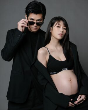 Carlos Chan Ka-Lok Instagram - White or Black? 😝

仲有唔夠一個禮拜🥹🥹🥹
好期待❤️🫶🏻
.
.
.
.
.
.
#ourfamilyisgrowing
#希望妹妹Capcap同BB可以融融洽洽🤣
#歡迎提供BB同狗狗共處tips😝
📸: @youareinvitedhk @judetsang 
💇🏻‍♀️: @kateshek 
💄: @vinciwinki.vinci 
Lashes：@suavislash 
💅🏻: @luxenail 
💇🏻‍♂️: @kenricksiu_hair 
Venue: @herztudio