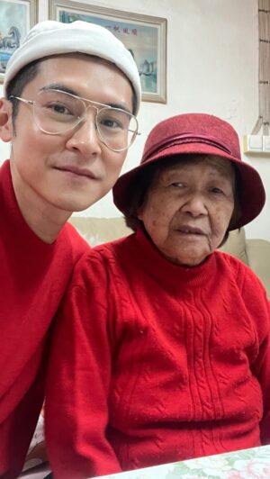 Carlos Chan Ka-Lok Instagram - 祝大家新年快樂！龍年行大運！
老人家身體健康！龍馬精神！
小朋友快高長大！學業進步！
