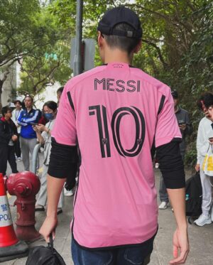 Carlos Chan Ka-Lok Instagram - Messi!!!!!beckham!!!!!!!!
簽名！！！pls 🙏🙏🙏
有冇相熟幫幫手😅😅😅
@hkfa_official 
@intermiamicf 
@adidashk