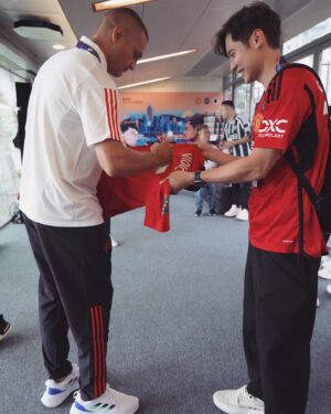 Carlos Chan Ka-Lok Instagram - 今日去左追星！
追球星！係我最愛既後衛！vidic 隊長！
💪🏽💪🏽💪🏽
佢真係超級高大！退左役都仲keep得好好！
跟住欣賞左一場好好睇既U16比賽
香港既小朋友身型雖然輸蝕
但踢落冇怯場 夠積極！
港隊未來靠你地啦！！

#特別欣賞16號小朋友
#好耐冇試過一班人著曼聯波衫行街
#我朋友問vidic覺得麥龜點？
#佢答得好大方
#佢話佢比較鐘意睇利馬多d

多謝主辦方邀請🙏🙏🙏