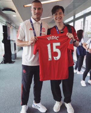 Carlos Chan Ka-Lok Instagram - 今日去左追星！
追球星！係我最愛既後衛！vidic 隊長！
💪🏽💪🏽💪🏽
佢真係超級高大！退左役都仲keep得好好！
跟住欣賞左一場好好睇既U16比賽
香港既小朋友身型雖然輸蝕
但踢落冇怯場 夠積極！
港隊未來靠你地啦！！

#特別欣賞16號小朋友
#好耐冇試過一班人著曼聯波衫行街
#我朋友問vidic覺得麥龜點？
#佢答得好大方
#佢話佢比較鐘意睇利馬多d

多謝主辦方邀請🙏🙏🙏