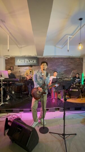 Carlos Chan Ka-Lok Instagram - #11年前
#紮職 主題曲
#有借有還

等等先，結他嚟講呢，造型嚟㗎啫，
注意番我嗰浸濃郁嘅江湖味嘅歌喉就得。
#唔好叫我向陳太請教唱歌
#我係早出道過佢好唔好

#11年後
#紮職2
#有借有還2.0
@emperormotionpictures 
@the.brotherhood.of.rebel_movie