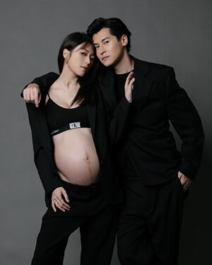 Carlos Chan Ka-Lok Instagram - White or Black? 😝

仲有唔夠一個禮拜🥹🥹🥹
好期待❤️🫶🏻
.
.
.
.
.
.
#ourfamilyisgrowing
#希望妹妹Capcap同BB可以融融洽洽🤣
#歡迎提供BB同狗狗共處tips😝
📸: @youareinvitedhk @judetsang 
💇🏻‍♀️: @kateshek 
💄: @vinciwinki.vinci 
Lashes：@suavislash 
💅🏻: @luxenail 
💇🏻‍♂️: @kenricksiu_hair 
Venue: @herztudio