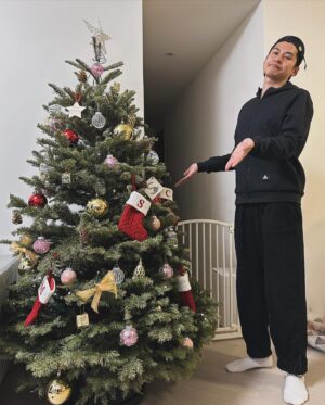 Carlos Chan Ka-Lok Instagram - 陳太話今年想屋企整棵聖誕樹點綴下
我梗係話冇問題
拿拿臨係雜物房搵左棵靚靚聖誕樹出黎
點知佢話唔係咁呀！！
由於我打緊FC24 輸到忟
我就燥燥地回應佢：「咩唔係咁姐！聖誕樹係咁架啦！咁叻你自己攪lor!!」

第二日..
我放工返到屋企
就多左棵人咁高既聖誕樹😑😑😑

Merry Christmas….🙂

#咁大個仔屋企放真既聖誕樹都係第一次
#我日日淋樹呀
#陳太話要擺到農曆年就換桃花
#陳生話我唔係花王