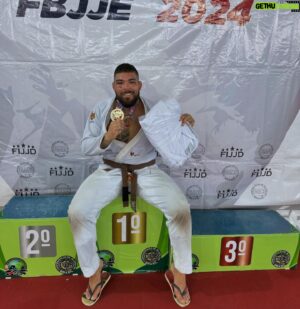 Carlos Felipe Instagram - Domingo produtivo! Campeão absoluto e na categoria na faixa marrom!

@corpoementejjj 
@lifeartesmarciais