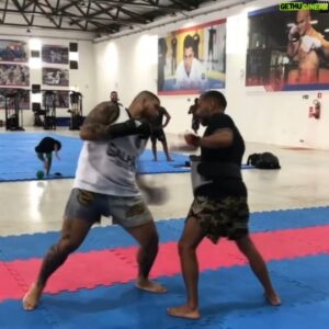 Carlos Felipe Instagram - #TBT  desse treinão com esse monstro do boxe!
Satisfação, irmão!
@jocafi_boxe_