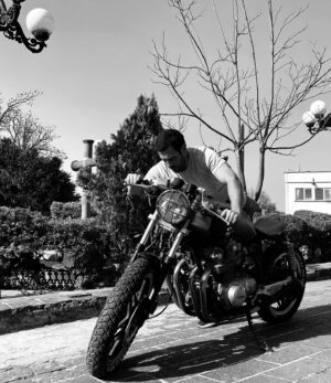 Carlos Ferro Instagram - Hoy toco desempolvar a esta señora.  Fue de mis primeras motocicletas, buena historia buena moto . 
.
HONDA CB 750 - 1980