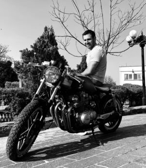 Carlos Ferro Instagram - Hoy toco desempolvar a esta señora.  Fue de mis primeras motocicletas, buena historia buena moto . 
.
HONDA CB 750 - 1980