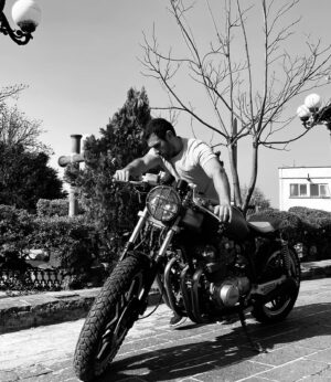 Carlos Ferro Instagram - Hoy toco desempolvar a esta señora.  Fue de mis primeras motocicletas, buena historia buena moto . 
.
HONDA CB 750 - 1980