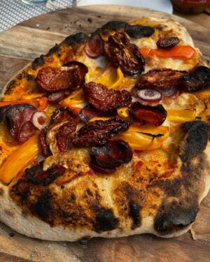 Carlos Ferro Instagram - Y así mi fin de semana, Que rápido se fue!! 
-
Perfeccionando la técnica pizzera con el oráculo "DD”Ya estoy listo para abrir la pizzería. 🙈 
.
Gracias @cprimatesta por mi super horno . 🥰. 

¿Quien quiere pizza?