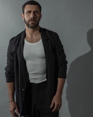 Carlos Ferro Instagram - Prometo que siempre hago el esfuerzo de ponerme serio en las fotos los que me conocen lo saben 😅. Hahaha aveces puedo otras no . 

Foto: @makareno___
PR : @indigotalent.mx / @betoville 
Grooming: @lalito_amortz
Stylist:  elierdz / @zegnaofficial @bulgari