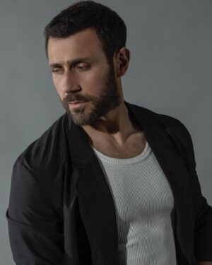 Carlos Ferro Instagram - Prometo que siempre hago el esfuerzo de ponerme serio en las fotos los que me conocen lo saben 😅. Hahaha aveces puedo otras no . 

Foto: @makareno___
PR : @indigotalent.mx / @betoville 
Grooming: @lalito_amortz
Stylist:  elierdz / @zegnaofficial @bulgari