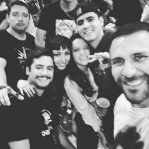 Carlos Ferro Instagram - Así se comienza y así se termina. #DQMTO 🎥
-
Ame reírme cada segundo con ustedes. 😂🥰. 
- 
Fotos para el Sat por @chavacartas  hahaha