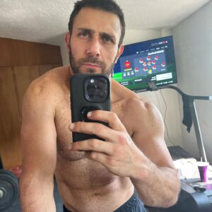 Carlos Ferro Instagram - Así mi inicio de semana . 🫶 
-
FIFA y Gym 😂 gran combinación.