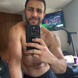 Carlos Ferro Instagram - Así mi inicio de semana . 🫶 
-
FIFA y Gym 😂 gran combinación.