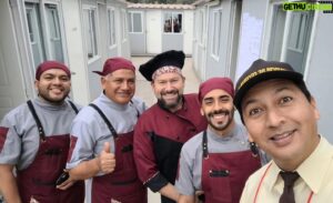 Carlos Solano Instagram - Me crucé con el personal de cocina del Francesca's y... ¡sonrían!