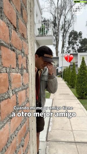 Carlos Solano Instagram - #AFHS Cuánto dolor ya vuelta 💔 El Félix ya era feliz siendo el pata y compañero de cuarto de Tito, hasta que volvió Pepe 🙂‍↕️. ¿Cómo reaccionarías si tu mejor amigo tiene otro mejor amigo? Te leo sobrino, sobrina 👀