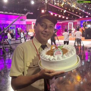 Carlos Solano Instagram - Fui a Mande quien Mande y me regalaron una tortita por mi cumple que es el sábado. Gracias #mandequienmande @mqmtvoficial