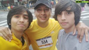 Carlos Solano Instagram - Mis maravillosos hijos apoyándome en mi sexta maratón. Gracias, @gamingmiguelito, @franco910.v ❤️