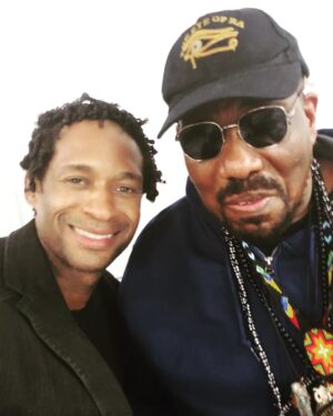 Carlos de Niggro Instagram - Tbt de hoje com o pai do Rap @afrika_bambaataa_official .
Dia incrível, graças ao querido amigo @rappinhoodoficial 

#tbt