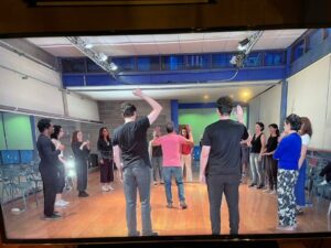 Carlos de Niggro Instagram - Fim de semana de imersão num Workshop incrível: @quandoacendeacamera. 
Além das trocas de experiências e descobertas sobre o nosso ofício, a delícia de encontrar gente linda e talentosa no primeiro curso presencial.
Obrigado @elielf @elielferreira2020, meu querido amigo/irmão pelo presente!❤
Obrigado @izaboxcultural e a todos os novos amigos dessa jornada.
#eduardomilewicz @edumil1
#naminhapelepreta