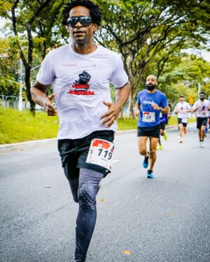 Carlos de Niggro Instagram - Dizem que a primeira corrida de rua  a gente não esquece, né? Ontem fiz a minha estreia na " Corrida e caminhada da Consciência". Que sensação incrível!
Agradeço imensamente aos amigxs incentivadores dessa maravilhosa aventura: @mialopesmia @wederpires @oliver_keise @marisamainarte @nos_no_corre @universidadezumbioficial, vcs são demais!
#amoesporte #ubuntu #corridaecaminhadadaconsciencia #corridaderua