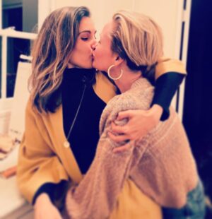 Carly Pope Instagram - Lips like pillows, this big-hearted birthday bastion 🎈

@mslesliebibb how lucky I am to know you, love you, treasure you, and forever you. You are the dime amongst nickels. The sunflower within the veggie patch. The (Mc)Queen in a deck full of Jacks. 

HAPPIEST BIRTHDAY, FRAU! May this lap be yours to best xxx 

#brookeandsamforever #moomba
📸 @lilmissmaris