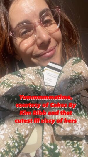 Carly Pope Instagram - The most wonderful time of the (day) receiving a #CakesByKimBibb special delivery from @mslesliebibb and #SamRock - THANK YOU SNUGGLY NUGS❣️
🎶 @coryleemusic “Suddenly Feels Like Christmas”