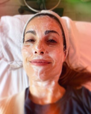 Carly Pope Instagram - Pre/During/Post

“What does my Friday need,” I mused.

Def a trip to @sagelaneskincare for a #microneelding treatment to get my face that perfect shade of “coy red” for the weekend 

Molly, you’re the best. Extra cuddles courtesy of Willie.

Come at me collagen 🫡 ♥️ #notox