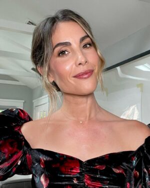 Carly Pope Instagram - Un village, n’est-ce-pas? 

To the gaggle of good eggs responsible for grounding and glamming me, alike, I treasure you. 

Events CAN be bloody fun*

* “oh can they?” says DL, whose hand may be a bloody pulp today from my grasp. On brand.

** @maiareficco @chandlerlkinney @zariazariazaria @maliapyles @baileemadison - your little lying fab five- were the essence of poise, eloquence, humour, humility, and FASH last night 🤩🤝🏼. Buckle.TheEff.Up.

#bloodyredcarpetevent #plloriginalsin @hbomax @plloriginalsinmax @alloyentertainment @warnerbrostv