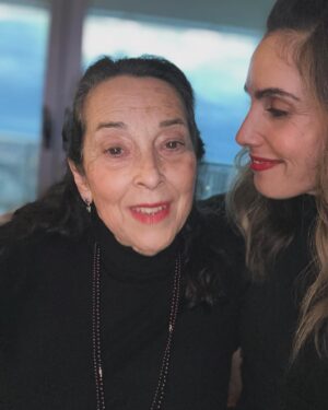 Carly Pope Instagram - I love you. I love you so much.
HAPPY BIRTHDAY TO THE BEST MUM. MY FAVOURITE MUM, THE MUMMIEST MUM THERE IS!! 
💖🥳🌟🥳🎆