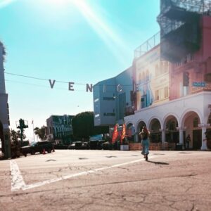 Carly Pope Instagram - Did we* get the shot? 
We* didn’t. 
But we had damn fun trying. 

*I…it was I and I alone who failed us. @spiridakos was a perfectly willing participant. 
 
#venice #cowafreakinbunga