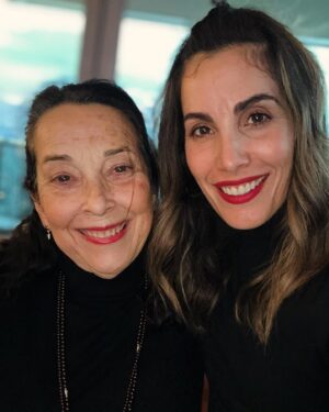 Carly Pope Instagram - I love you. I love you so much.
HAPPY BIRTHDAY TO THE BEST MUM. MY FAVOURITE MUM, THE MUMMIEST MUM THERE IS!! 
💖🥳🌟🥳🎆