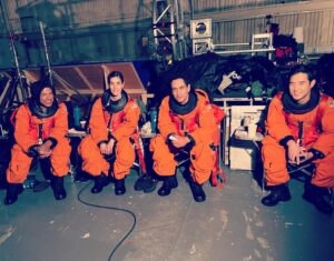 Carly Pope Instagram - The baddest set of 1995 space sailors you ever did see.
Tonight’s ep of #QuantumLeap “Atlantis” was a whole shuttle of fun to shoot. Thanks a galaxy to the entire team, starting with @martingero for launching us into orbit and @raymomomo for being a mighty fine (and mighty funny) #1 stowaway.
Episode 2 airs tonight on @nbc or stream it on @peacocktv 
🚀 
#josezuñiga #houston #khakis
