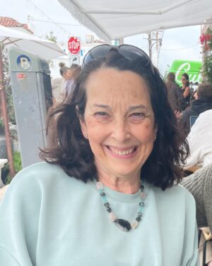 Carly Pope Instagram - Mumma, you light up every sky you’re unda. How lucky we 3* be 💖
#hmd
*4, incl son-in-law, cropped here in this photo b/c: shy
