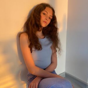 Carmel Laniado Instagram - 👋 🌞