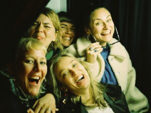 Caro Cult Instagram - Glücklichste Momente mit (besten) Freunden. ♥️
Ihr seid die schönsten Wunder in diesem Leben. 
#cameraroll #film #friends