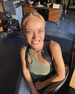 Caro Cult Instagram - Ok wow. Das war’s jetzt einfach. Wir sind abgedreht und deswegen gibt es hier einen kleinen Recap unserer Dreharbeiten. 
1 - Manchmal isses einfach schön 
2 - Eidin’s und mein geheimer Handshake 
3 - Pferdecrush
4 - Für alle Schnus da draußen!
5 - Nachtdrehmelancholie
6 - Eidin being Eidin 
7 - Was machen wir eigentlich hier? Wo wohnen wir und wann ist heute? 
8 - Wenn @tobiaskaufmann_dp mich gut einfängt 🫶🏽
9 - Ich hab einen Freund gefunden, der nebenbei der kollegialste Kollege ever ist. 
10 - Funkdisziplin 

Ihr wunderbaren Menschen in diesem wundervollen Team -ich werde euch sooooo vermissen. Danke dass ihr dieses Pensum so oft zu etwas gemacht habt, dass sich so oft sicher, lustig, konstruktiv und liebevoll angefühlt hat. ♥️

#krimi #filming #mordimrevier #friends #movie #crime