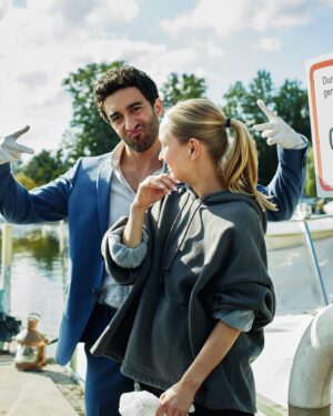 Caro Cult Instagram - Ok wow. Das war’s jetzt einfach. Wir sind abgedreht und deswegen gibt es hier einen kleinen Recap unserer Dreharbeiten. 
1 - Manchmal isses einfach schön 
2 - Eidin’s und mein geheimer Handshake 
3 - Pferdecrush
4 - Für alle Schnus da draußen!
5 - Nachtdrehmelancholie
6 - Eidin being Eidin 
7 - Was machen wir eigentlich hier? Wo wohnen wir und wann ist heute? 
8 - Wenn @tobiaskaufmann_dp mich gut einfängt 🫶🏽
9 - Ich hab einen Freund gefunden, der nebenbei der kollegialste Kollege ever ist. 
10 - Funkdisziplin 

Ihr wunderbaren Menschen in diesem wundervollen Team -ich werde euch sooooo vermissen. Danke dass ihr dieses Pensum so oft zu etwas gemacht habt, dass sich so oft sicher, lustig, konstruktiv und liebevoll angefühlt hat. ♥️

#krimi #filming #mordimrevier #friends #movie #crime