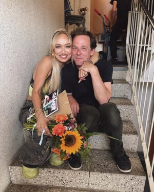 Caro Cult Instagram - Eine der bisher allerschönsten Reisen geht zu Ende. ♥️
Mel, du warst mir ein Fest. Ich liebe alles an dir. Dein gebrochenes Herz, deine Entscheidungen, deine Verletzungen, deine Versuche die Vergangenheit hinter dir zu lassen, deine Arroganz, dein inneres Kind, deinen Style der all das kaschieren soll und den Moment in dem du dich endlich befreien kannst. 
Wie hinter so viel Schein ein kleines Mädchen steckt, welches uns mitreißt, weil sie sich abarbeitet auf dem Weg zum Glück, scheitert, aufsteht und weiter kämpft. 
Seraina, was hast du da nur Geiles aus deiner Feder gezaubert? 
Mark, ich weiß nicht ob ich jemals darüber hinweg komme, was für ein toller Regisseur du bist, mit wieviel Empathie, Geduld und Liebe du jedes Fitzelchen inszeniert hat. 
Maja, du spielst die kleine Mel, wie es sonst niemand gekonnt hätte. (Ich habe Muster gesehen und bin dein Fan! 😎) 
@stephanbuske_dop danke für deine Präzision in deiner Wahrnehmung & deiner Ästhetik. Du hast mich mit so viel Wärme immer wohl fühlen lassen vor deiner Linse. 
@tidewaterpictures danke für eure Energie, euer Können und dass ihr es möglich gemacht habt, dass ich eure Mel sein kann, obwohl ich schon in einem anderen Projekt gesteckt habe. 
Es war liebe auf das erste Casting. Noch nie habe ich es erlebt, dass mich ein ganzes Team schon im Casting anschaut und fragt, wie wir dass jetzt trotz aller Umstände hinbekommen, mich direkt zu besetzen.
Wir haben gemeinsam an diese Vision geglaubt und jetzt einfach einen Film im Kasten. Ein Team voll warmer Seelen, die jede Sekunde damit verbracht haben dieses Projekt zu lieben, zu supporten und die besten Vibes aller Zeiten zu verbreiten. Mit nichts hätte ich meine Wochenenden lieber verbracht. 
EIN FETTES DANKE IHR GEILEN MENSCHEN! 
@mels.block #melsblock #cinemamovie #filming