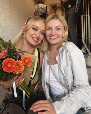 Caro Cult Instagram - Eine der bisher allerschönsten Reisen geht zu Ende. ♥️
Mel, du warst mir ein Fest. Ich liebe alles an dir. Dein gebrochenes Herz, deine Entscheidungen, deine Verletzungen, deine Versuche die Vergangenheit hinter dir zu lassen, deine Arroganz, dein inneres Kind, deinen Style der all das kaschieren soll und den Moment in dem du dich endlich befreien kannst. 
Wie hinter so viel Schein ein kleines Mädchen steckt, welches uns mitreißt, weil sie sich abarbeitet auf dem Weg zum Glück, scheitert, aufsteht und weiter kämpft. 
Seraina, was hast du da nur Geiles aus deiner Feder gezaubert? 
Mark, ich weiß nicht ob ich jemals darüber hinweg komme, was für ein toller Regisseur du bist, mit wieviel Empathie, Geduld und Liebe du jedes Fitzelchen inszeniert hat. 
Maja, du spielst die kleine Mel, wie es sonst niemand gekonnt hätte. (Ich habe Muster gesehen und bin dein Fan! 😎) 
@stephanbuske_dop danke für deine Präzision in deiner Wahrnehmung & deiner Ästhetik. Du hast mich mit so viel Wärme immer wohl fühlen lassen vor deiner Linse. 
@tidewaterpictures danke für eure Energie, euer Können und dass ihr es möglich gemacht habt, dass ich eure Mel sein kann, obwohl ich schon in einem anderen Projekt gesteckt habe. 
Es war liebe auf das erste Casting. Noch nie habe ich es erlebt, dass mich ein ganzes Team schon im Casting anschaut und fragt, wie wir dass jetzt trotz aller Umstände hinbekommen, mich direkt zu besetzen.
Wir haben gemeinsam an diese Vision geglaubt und jetzt einfach einen Film im Kasten. Ein Team voll warmer Seelen, die jede Sekunde damit verbracht haben dieses Projekt zu lieben, zu supporten und die besten Vibes aller Zeiten zu verbreiten. Mit nichts hätte ich meine Wochenenden lieber verbracht. 
EIN FETTES DANKE IHR GEILEN MENSCHEN! 
@mels.block #melsblock #cinemamovie #filming