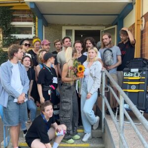 Caro Cult Instagram - Eine der bisher allerschönsten Reisen geht zu Ende. ♥️
Mel, du warst mir ein Fest. Ich liebe alles an dir. Dein gebrochenes Herz, deine Entscheidungen, deine Verletzungen, deine Versuche die Vergangenheit hinter dir zu lassen, deine Arroganz, dein inneres Kind, deinen Style der all das kaschieren soll und den Moment in dem du dich endlich befreien kannst. 
Wie hinter so viel Schein ein kleines Mädchen steckt, welches uns mitreißt, weil sie sich abarbeitet auf dem Weg zum Glück, scheitert, aufsteht und weiter kämpft. 
Seraina, was hast du da nur Geiles aus deiner Feder gezaubert? 
Mark, ich weiß nicht ob ich jemals darüber hinweg komme, was für ein toller Regisseur du bist, mit wieviel Empathie, Geduld und Liebe du jedes Fitzelchen inszeniert hat. 
Maja, du spielst die kleine Mel, wie es sonst niemand gekonnt hätte. (Ich habe Muster gesehen und bin dein Fan! 😎) 
@stephanbuske_dop danke für deine Präzision in deiner Wahrnehmung & deiner Ästhetik. Du hast mich mit so viel Wärme immer wohl fühlen lassen vor deiner Linse. 
@tidewaterpictures danke für eure Energie, euer Können und dass ihr es möglich gemacht habt, dass ich eure Mel sein kann, obwohl ich schon in einem anderen Projekt gesteckt habe. 
Es war liebe auf das erste Casting. Noch nie habe ich es erlebt, dass mich ein ganzes Team schon im Casting anschaut und fragt, wie wir dass jetzt trotz aller Umstände hinbekommen, mich direkt zu besetzen.
Wir haben gemeinsam an diese Vision geglaubt und jetzt einfach einen Film im Kasten. Ein Team voll warmer Seelen, die jede Sekunde damit verbracht haben dieses Projekt zu lieben, zu supporten und die besten Vibes aller Zeiten zu verbreiten. Mit nichts hätte ich meine Wochenenden lieber verbracht. 
EIN FETTES DANKE IHR GEILEN MENSCHEN! 
@mels.block #melsblock #cinemamovie #filming