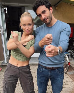 Caro Cult Instagram - JUHU WIR SIND ANGEDREHT 🚨‼️
Seit Juli drehen wir an einer super freshen, neuen Krimireihe für den Dienstag auf @rtlplus !
Ich spiele Lou, eine Komissarin aus der Großstadt die in den Pott strafversetzt wird und dort mit Berliner Schnauze, einem feministischen Herzen und eventuell einer (ganz kleinen) Impulskontrollstörung denen auf die Fresse haut, die Unrecht tun. 😂
Vollständig wäre das alles nicht, wenn sie dabei nicht den weltbesten Kollegen Gianni @eidinjalali an ihrer Seite hätte. 🤝🏽♥️ 
Dass das hier nicht nur gespielte Teamliebe ist, seht ihr in dieser Slideshow ! 😎
Und bei allem unterstützen uns Andreja Schneider als Oberhauptkomissarin Reusch die es mit Harald Juhnke hält: „Keine Termine und immer leicht einen sitzen.“
Und der oberfleißigen Polizeischülerin Fine @thisisgloria 

Produktion: @rtlplus @ufa_production @ninasollich & Tommy Wosch
Regie: @ismailsahi_n 
Drehbuch: Tommy Wosch 
Casting: @casting_mareth_roelcke 

#crime #komissarenduo #krimireihe #truecrime