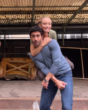 Caro Cult Instagram - JUHU WIR SIND ANGEDREHT 🚨‼️
Seit Juli drehen wir an einer super freshen, neuen Krimireihe für den Dienstag auf @rtlplus !
Ich spiele Lou, eine Komissarin aus der Großstadt die in den Pott strafversetzt wird und dort mit Berliner Schnauze, einem feministischen Herzen und eventuell einer (ganz kleinen) Impulskontrollstörung denen auf die Fresse haut, die Unrecht tun. 😂
Vollständig wäre das alles nicht, wenn sie dabei nicht den weltbesten Kollegen Gianni @eidinjalali an ihrer Seite hätte. 🤝🏽♥️ 
Dass das hier nicht nur gespielte Teamliebe ist, seht ihr in dieser Slideshow ! 😎
Und bei allem unterstützen uns Andreja Schneider als Oberhauptkomissarin Reusch die es mit Harald Juhnke hält: „Keine Termine und immer leicht einen sitzen.“
Und der oberfleißigen Polizeischülerin Fine @thisisgloria 

Produktion: @rtlplus @ufa_production @ninasollich & Tommy Wosch
Regie: @ismailsahi_n 
Drehbuch: Tommy Wosch 
Casting: @casting_mareth_roelcke 

#crime #komissarenduo #krimireihe #truecrime